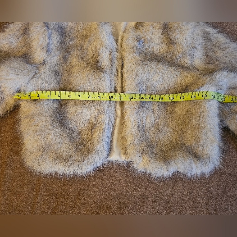 Elegant Faux Fur Jacket in Tan - Picture 5 of 8